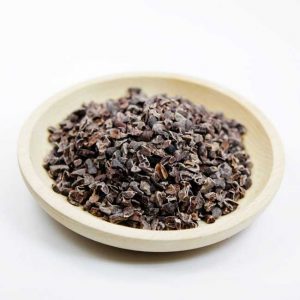 Kakaonibs in einer Holzschale